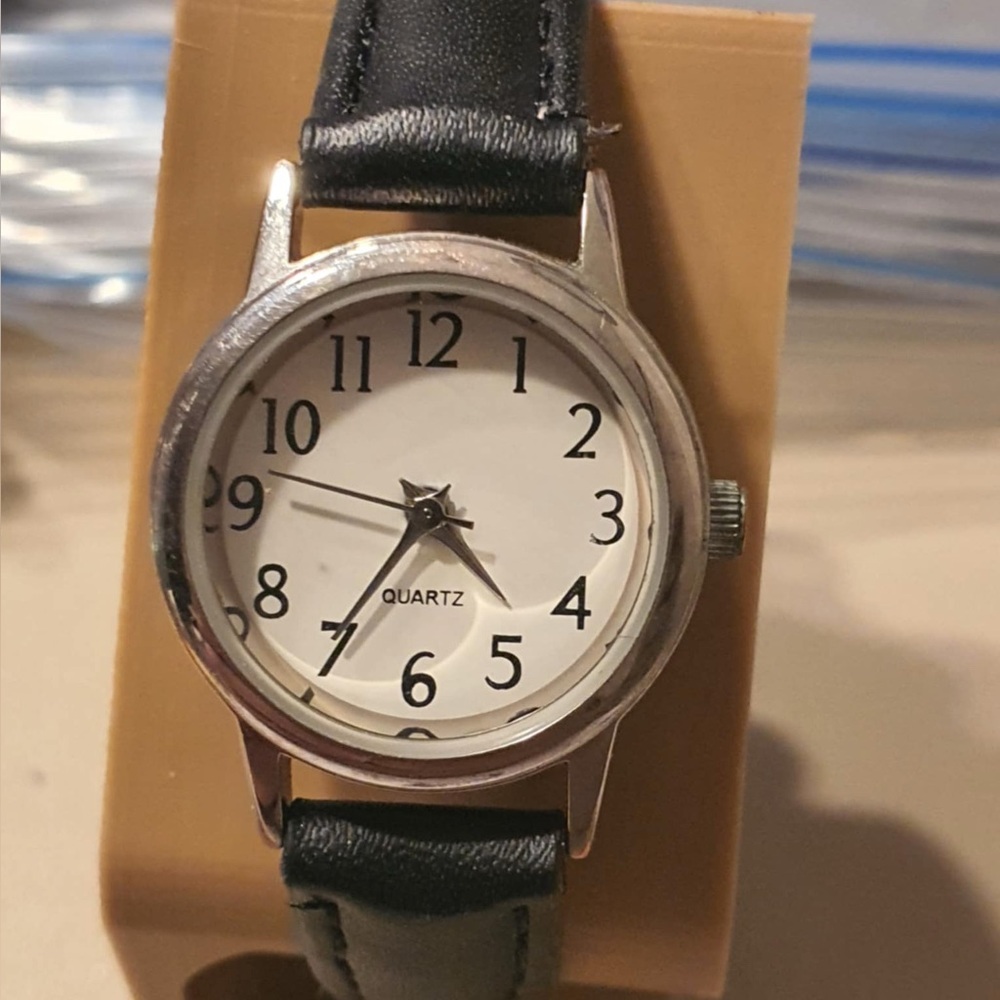 🦋10/$20🦋 Accutime Silver/White Leather Easy Reader Women's Watch
